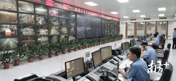 顺德公安交警指挥大厅是顺德交通的中枢大脑，为铁骑队员路面执勤提供精准交通信息支撑。欧阳少伟摄