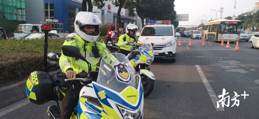 铁骑队员发挥“小、快、灵”优势，在交管一线保畅护通。