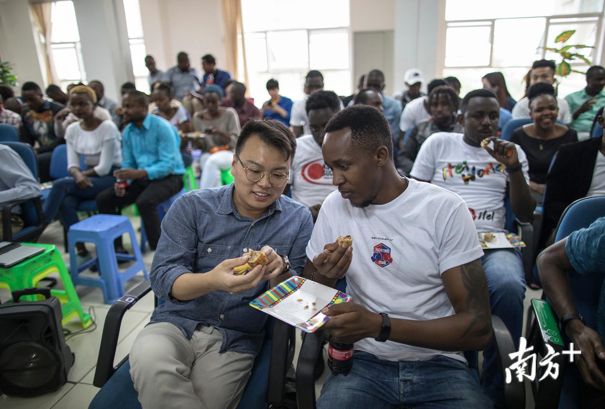 9月13日,中秋茶话会,传音肯尼亚分公司几十名中非员工聚在一起,分食月饼。中方员工向非洲员工讲解月饼内的成分。 9月13日,中秋茶话会,传音肯尼亚分公司几十名中非员工聚在一起,分食月饼。中方员工向非洲员工讲解月饼内的成分。