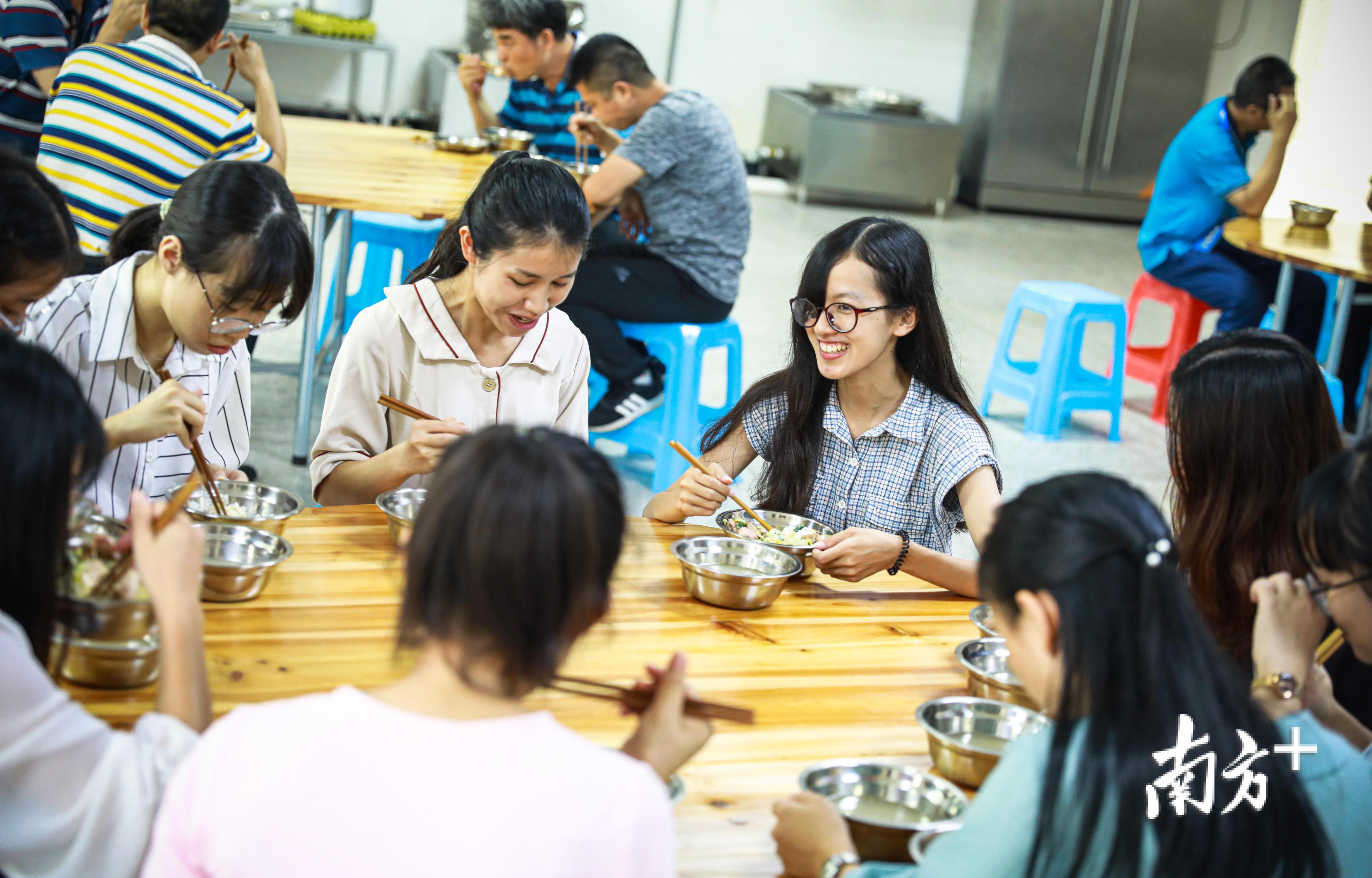 吃饭时，陈晓婷不忘和其他教师分享教课心得。