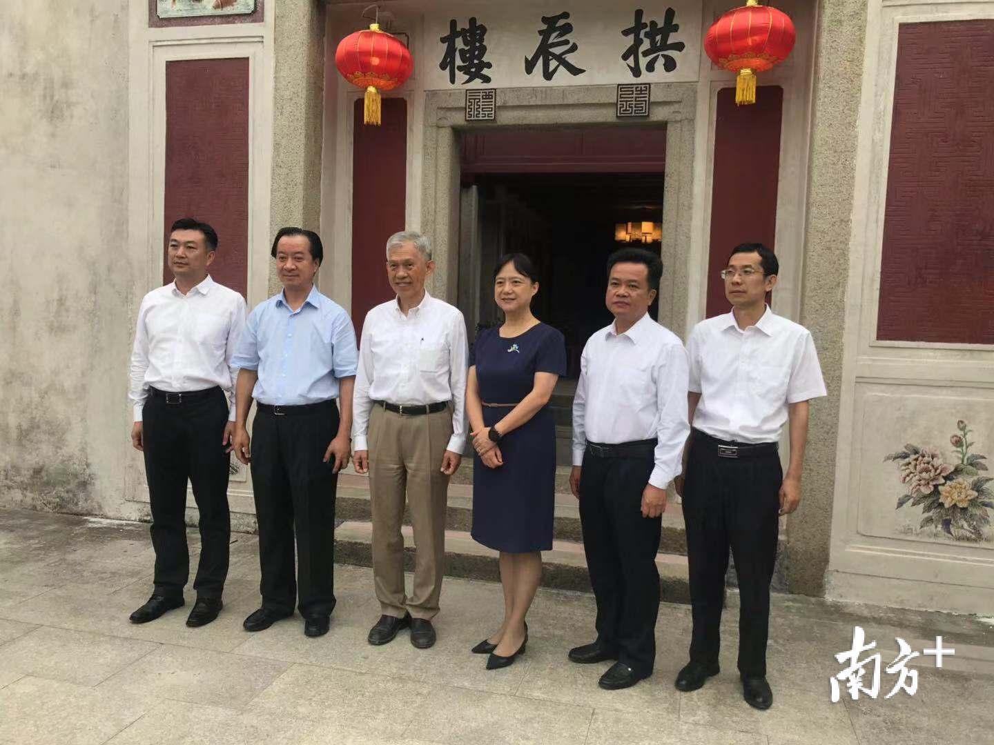 在田家炳祖居门前合影留念。 在田家炳祖居门前合影留念。