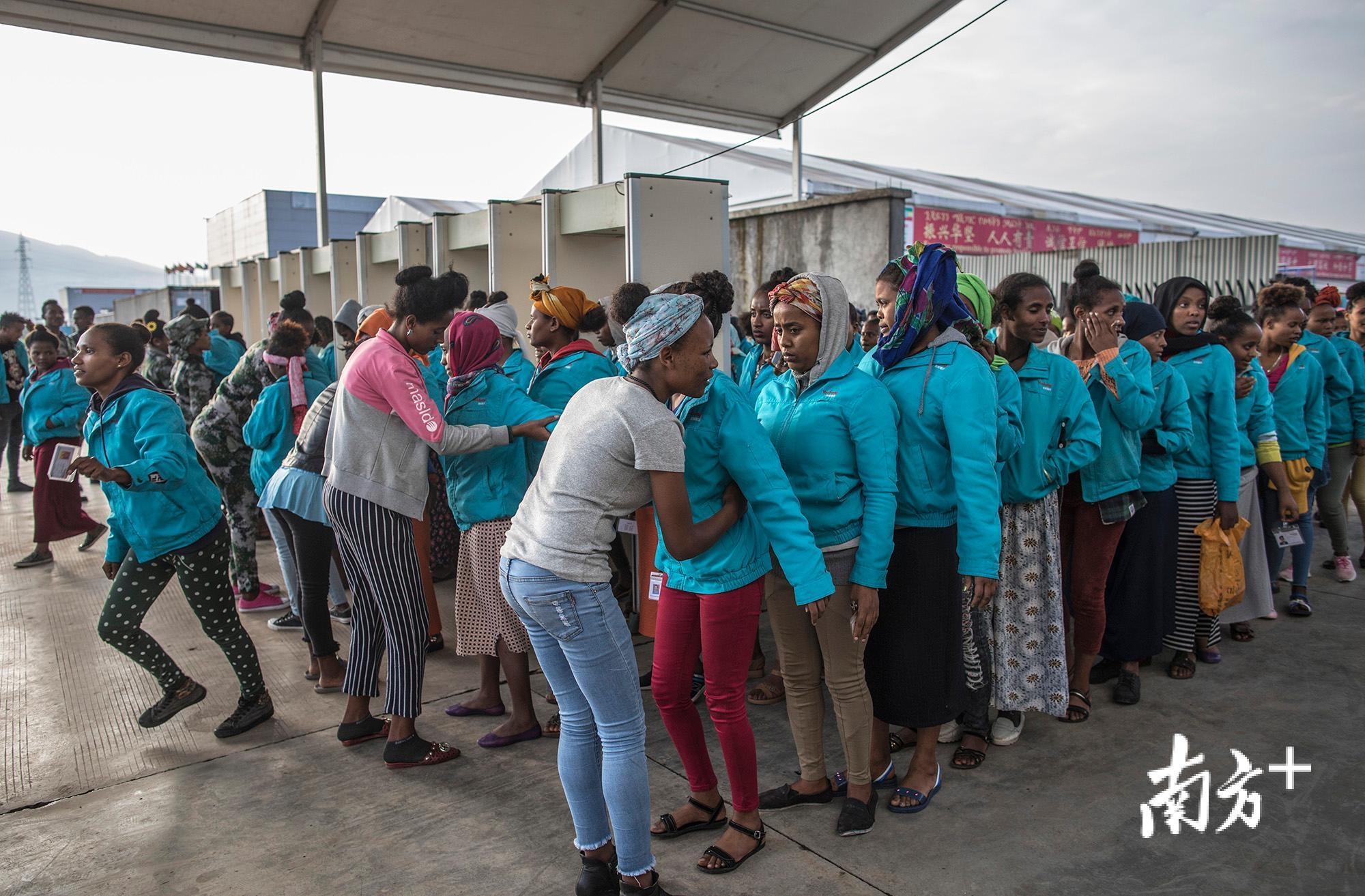 傍晚下班,尽管工厂有安检设备,但由于工人太多,会同时启用人工安检。 傍晚下班,尽管工厂有安检设备,但由于工人太多,会同时启用人工安检。