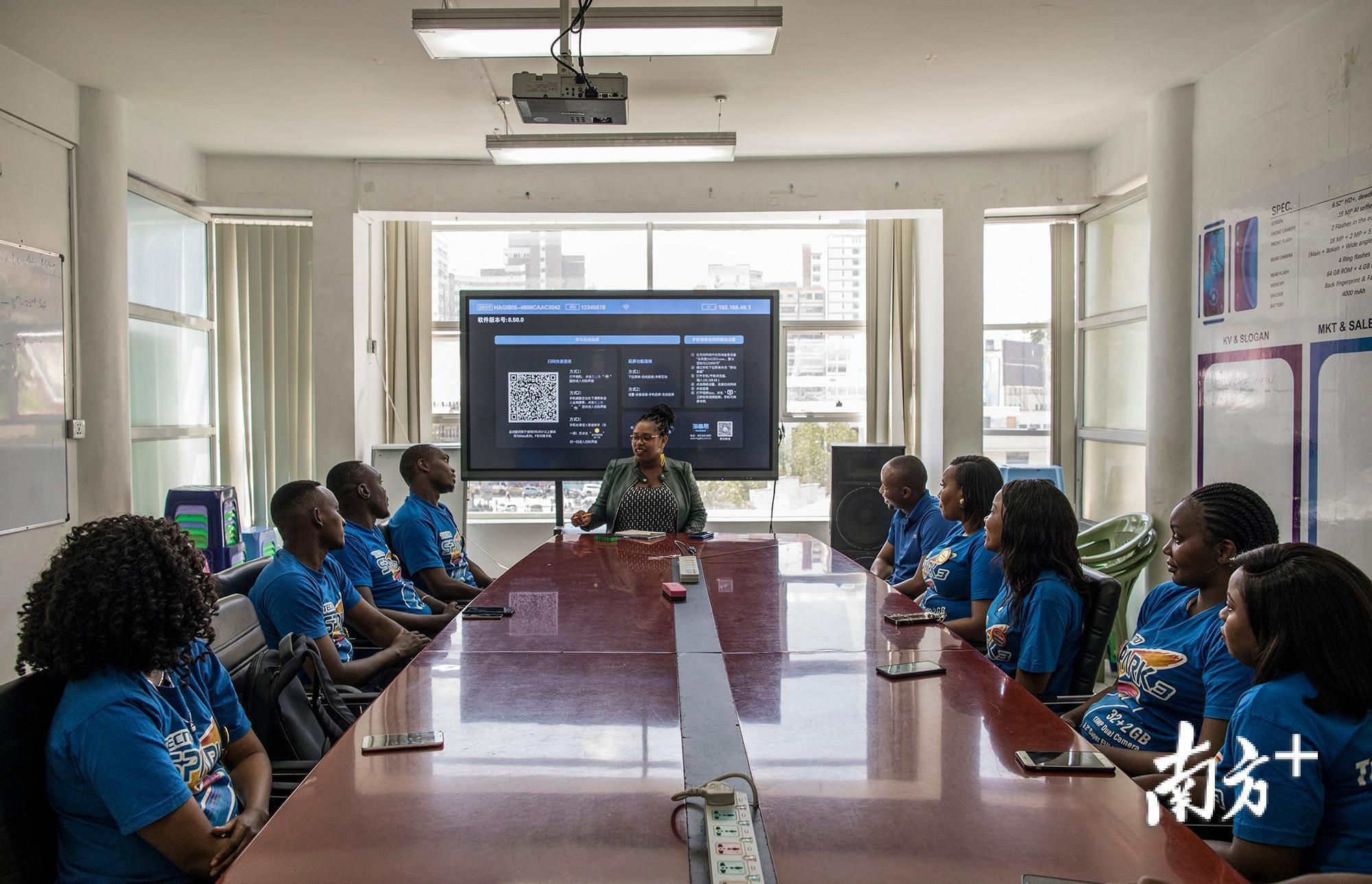 传音肯尼亚分公司内,本地销售人员正在进行一场会议。 传音肯尼亚分公司内,本地销售人员正在进行一场会议。