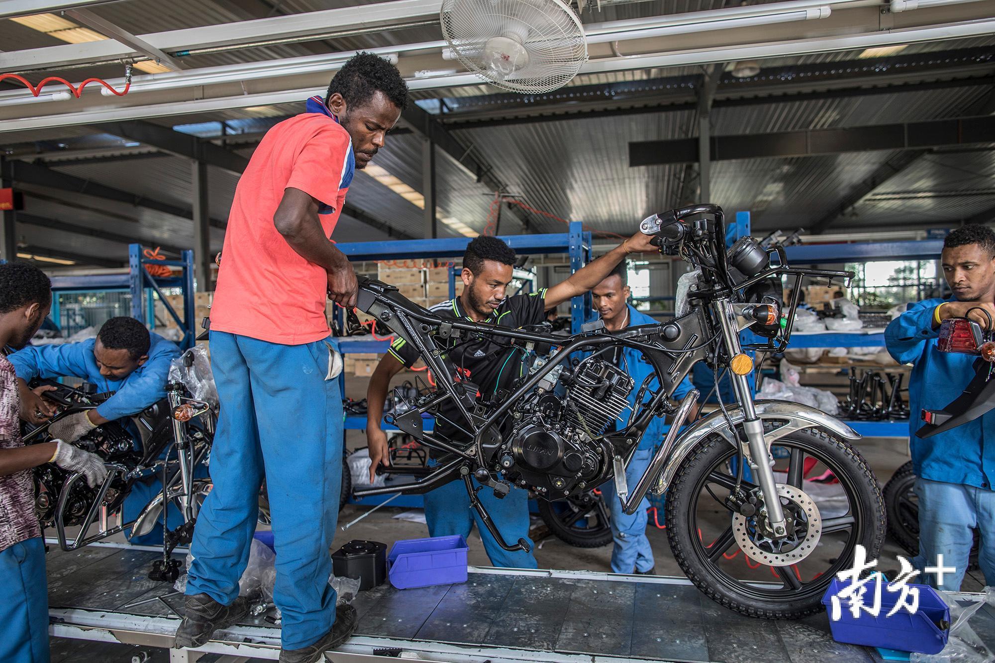 东方工业园的力帆汽车厂房,当地工人在熟练地组装摩托车。力帆牌出租车在埃塞俄比亚随处可见。 东方工业园的力帆汽车厂房,当地工人在熟练地组装摩托车。力帆牌出租车在埃塞俄比亚随处可见。