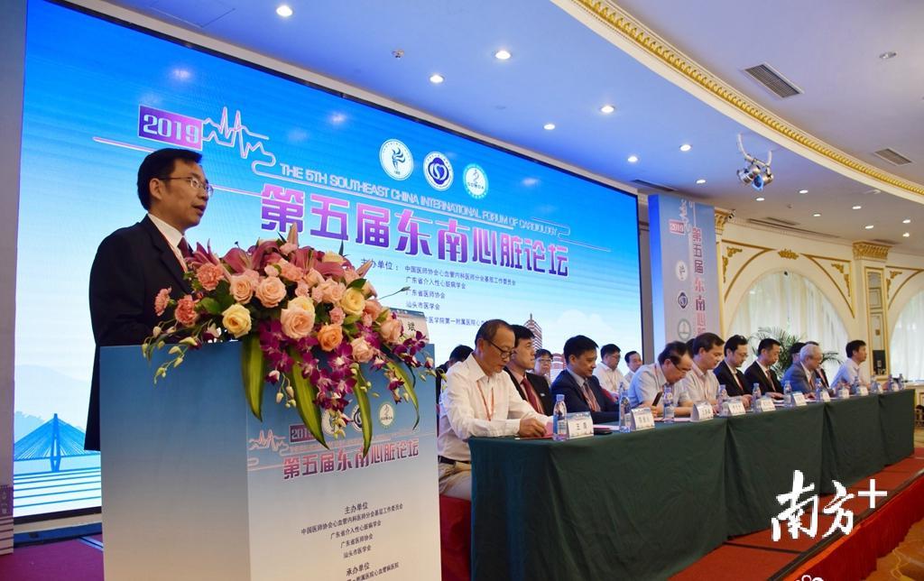 汕大附一院副院长、心血管病院院长王斌主持开幕式。