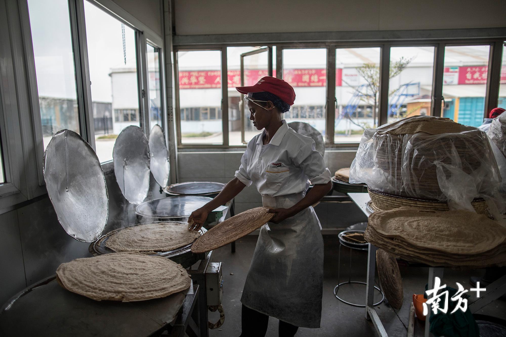 华坚国际轻工业鞋城的厨房里,厨房工作人员正在烹制埃塞俄比亚特色食物英吉拉。 华坚国际轻工业鞋城的厨房里,厨房工作人员正在烹制埃塞俄比亚特色食物英吉拉。