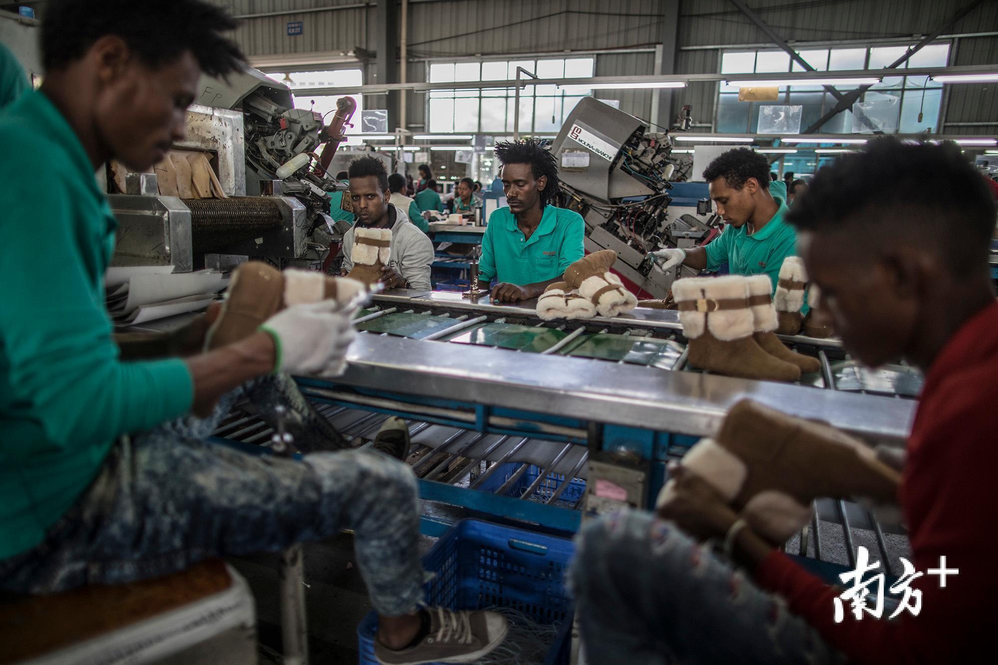 埃塞俄比亚员工正在生产线上制作一批冬季女装靴子。 埃塞俄比亚员工正在生产线上制作一批冬季女装靴子。