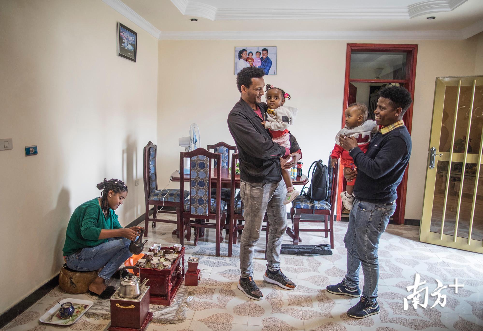 平时工作都住在工厂,放假时间戴密斯回家与妻儿团聚,好友弗雷泽前来做客,他们曾一同在中国接受培训。 平时工作都住在工厂,放假时间戴密斯回家与妻儿团聚,好友弗雷泽前来做客,他们曾一同在中国接受培训。