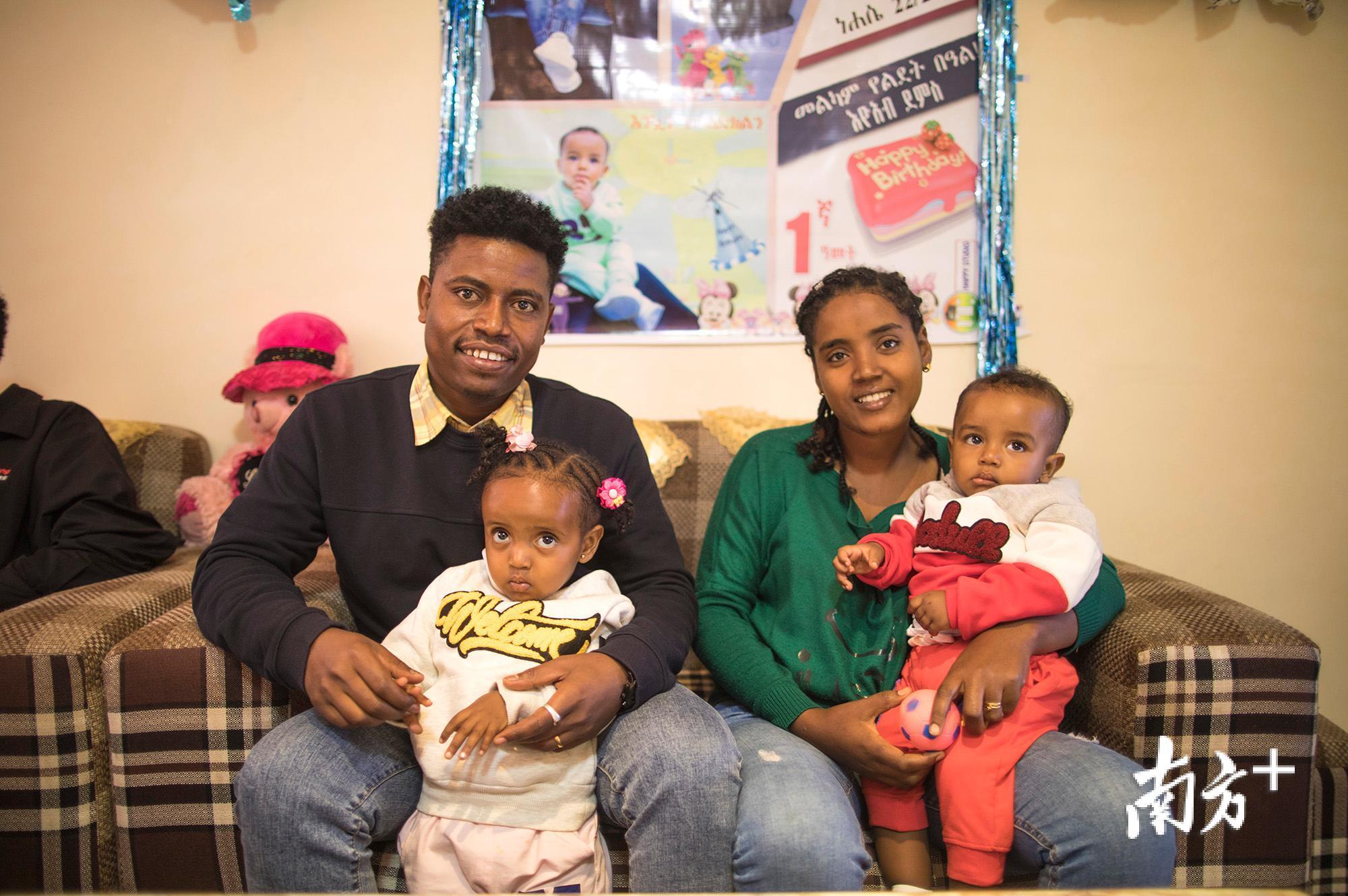 戴密斯的一家。他很感谢中国企业给像他一样的本地人带来就业机会。 戴密斯的一家。他很感谢中国企业给像他一样的本地人带来就业机会。