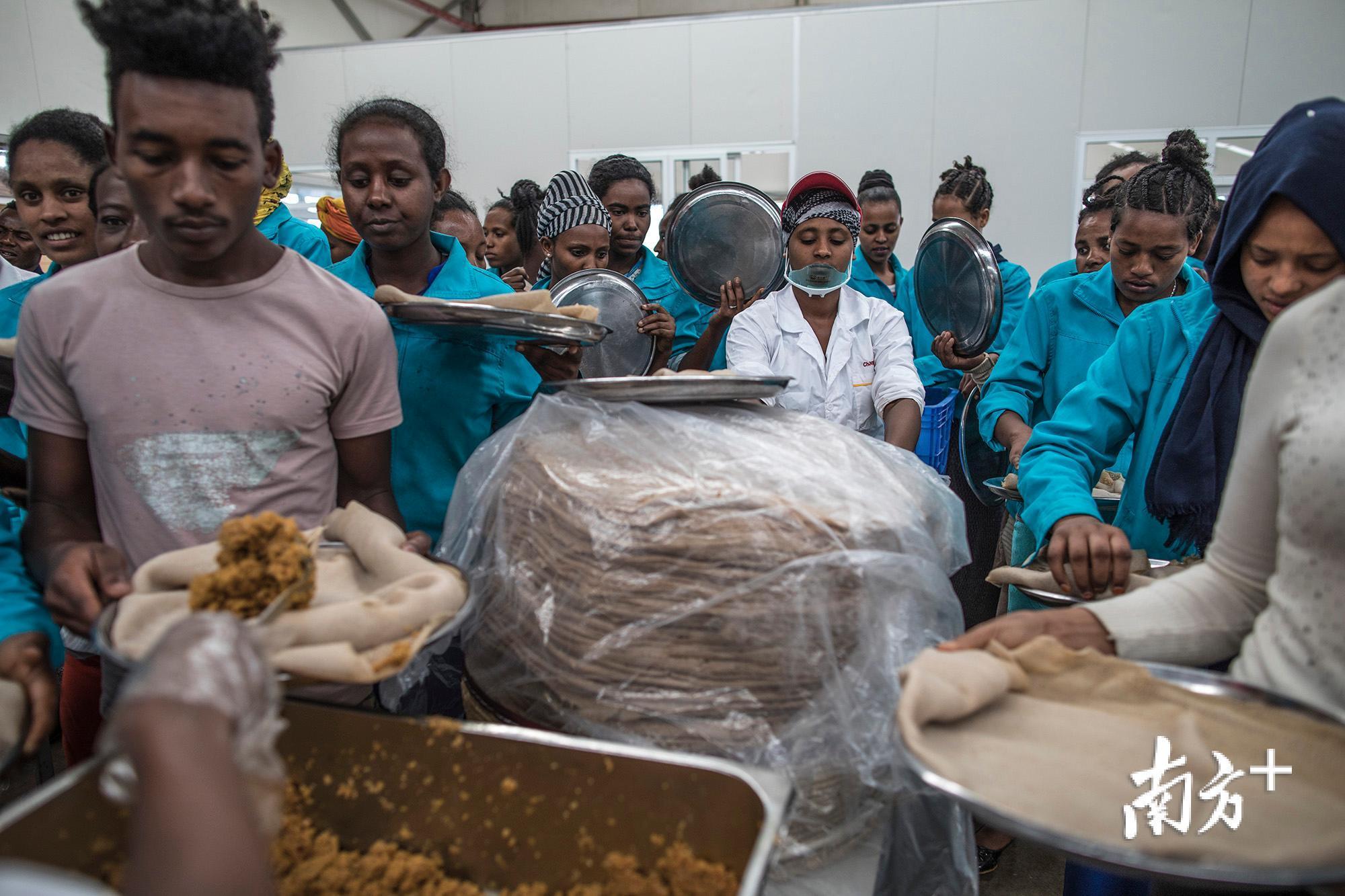 中午下班后,工人有序来到饭堂打饭。 中午下班后,工人有序来到饭堂打饭。