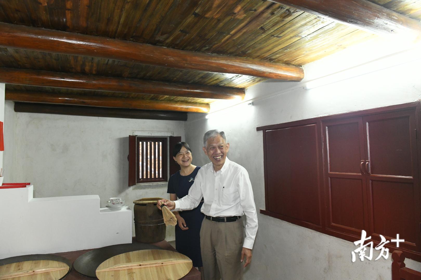 田家炳长子田庆先回到祖居,回忆祖辈的生活。 田家炳长子田庆先回到祖居,回忆祖辈的生活。