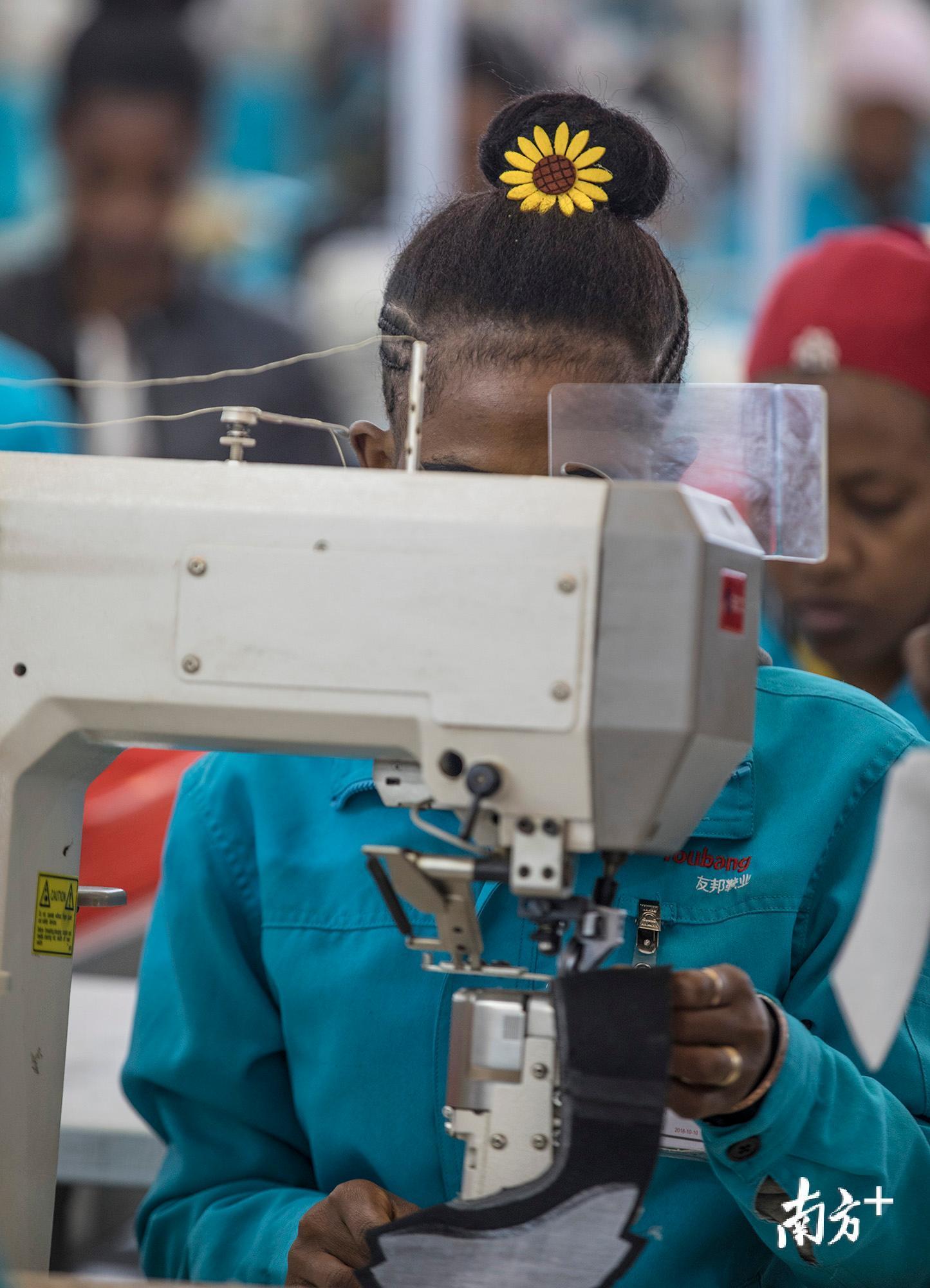 一名正在工作的女工带着一朵雏菊。