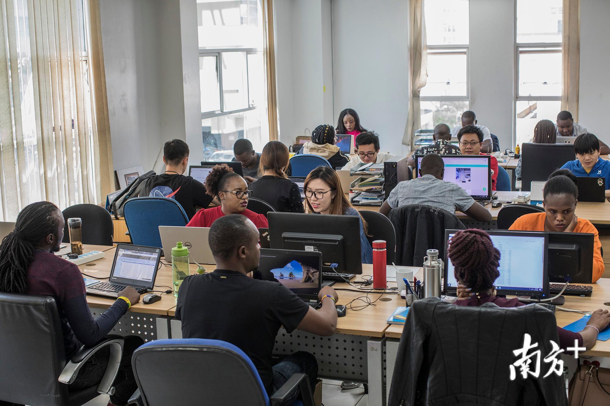 肯尼亚首都内罗毕传音分公司,中非员工在办公室内一同工作。 肯尼亚首都内罗毕传音分公司,中非员工在办公室内一同工作。