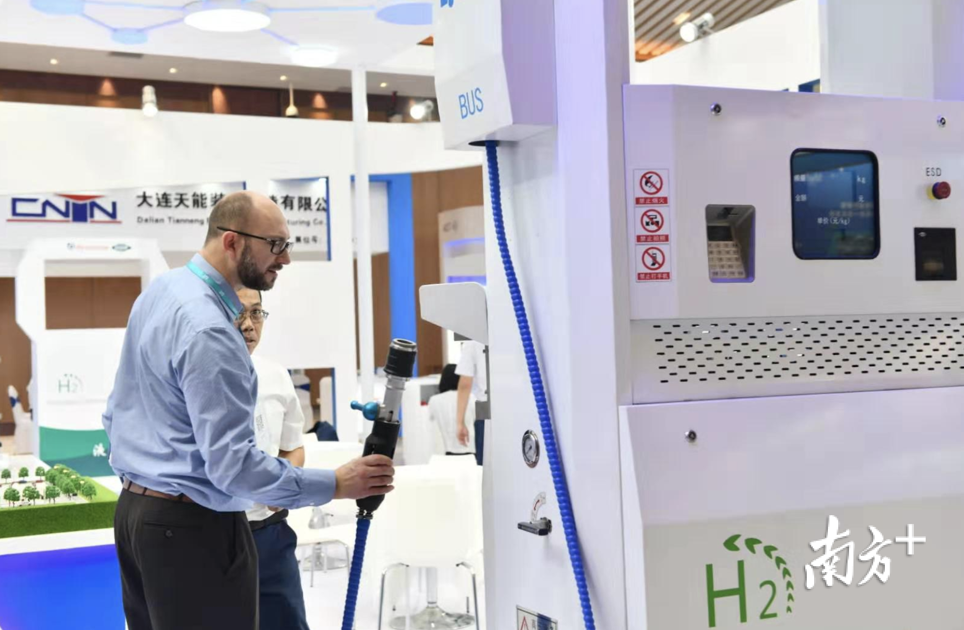 参展者正在观看加氢站设备。
