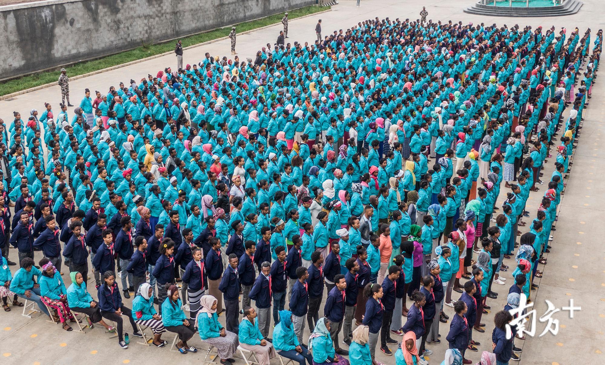 工人们整齐划一,等待工厂领导的讲话。 工人们整齐划一,等待工厂领导的讲话。