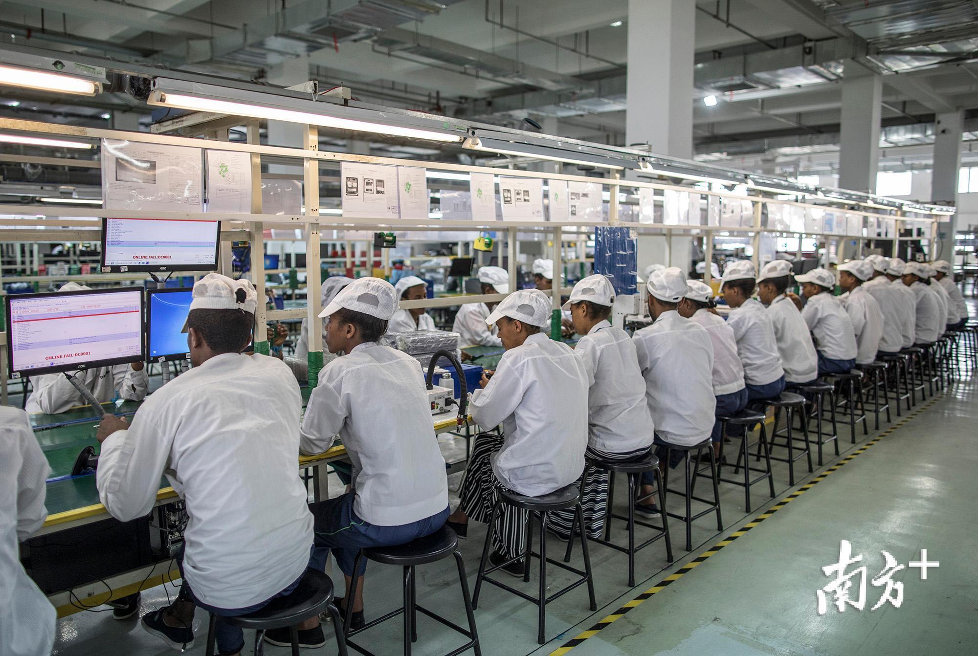 9月7日,埃塞俄比亚的首都亚的斯亚贝巴,来自广东深圳的传音公司新建的厂房已经投产。 9月7日,埃塞俄比亚的首都亚的斯亚贝巴,来自广东深圳的传音公司新建的厂房已经投产。