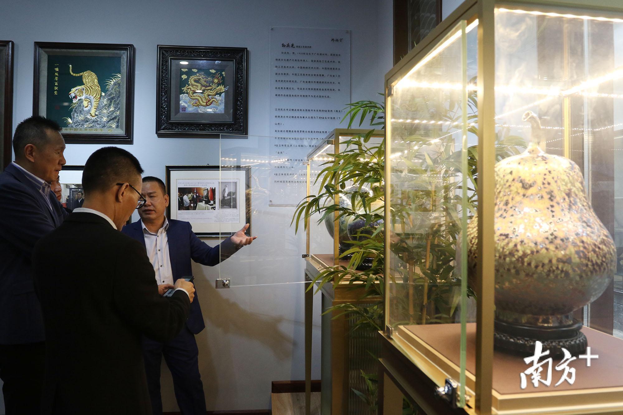 世界手工艺产业博览园潮州馆，嘉宾在参观精美的潮州工艺美术品。
