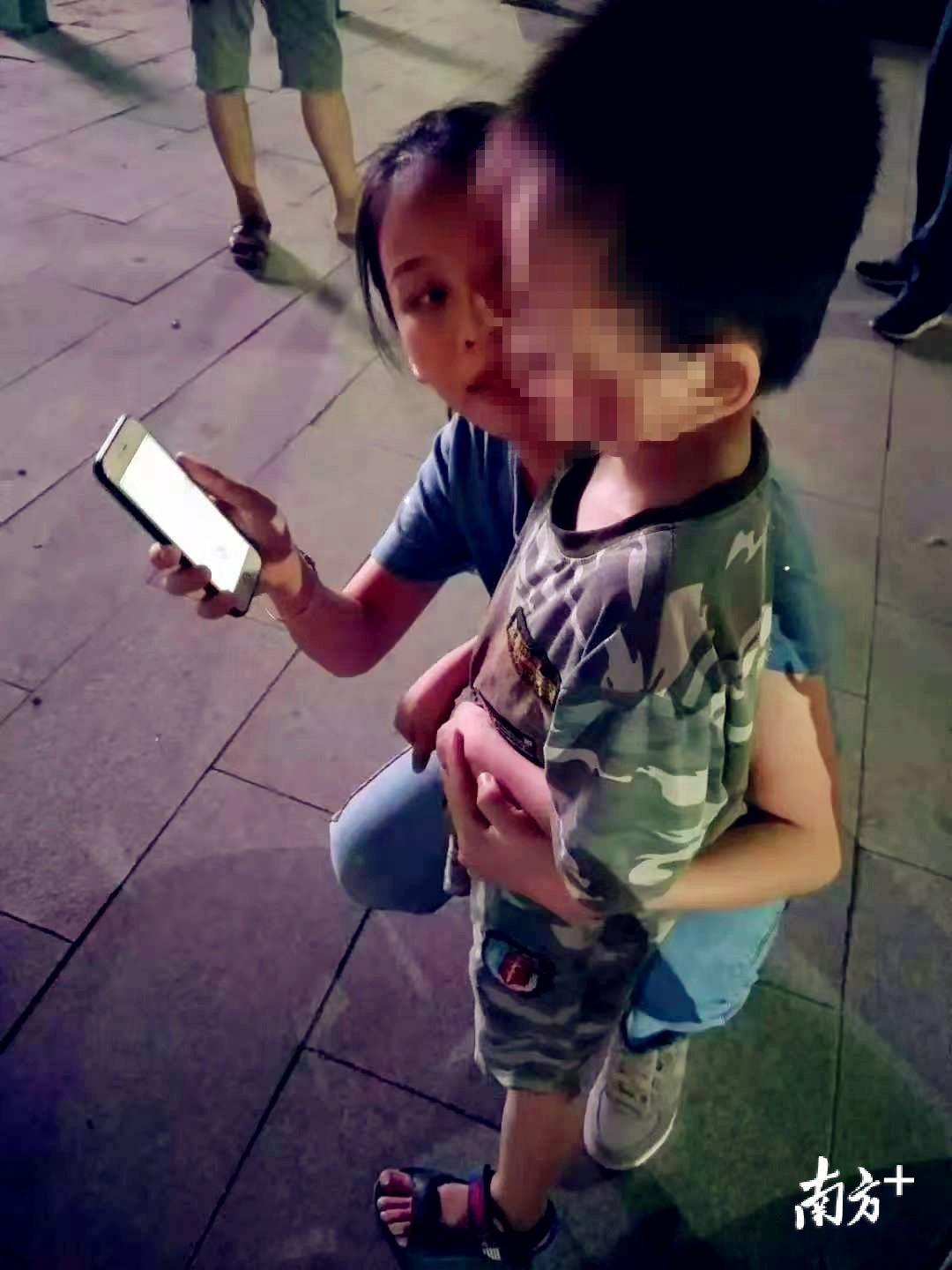 罗冬妮与被救男童。