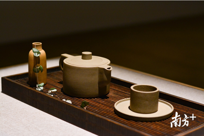 卢志荣《世外》——「褐泥紫砂茶具」展品