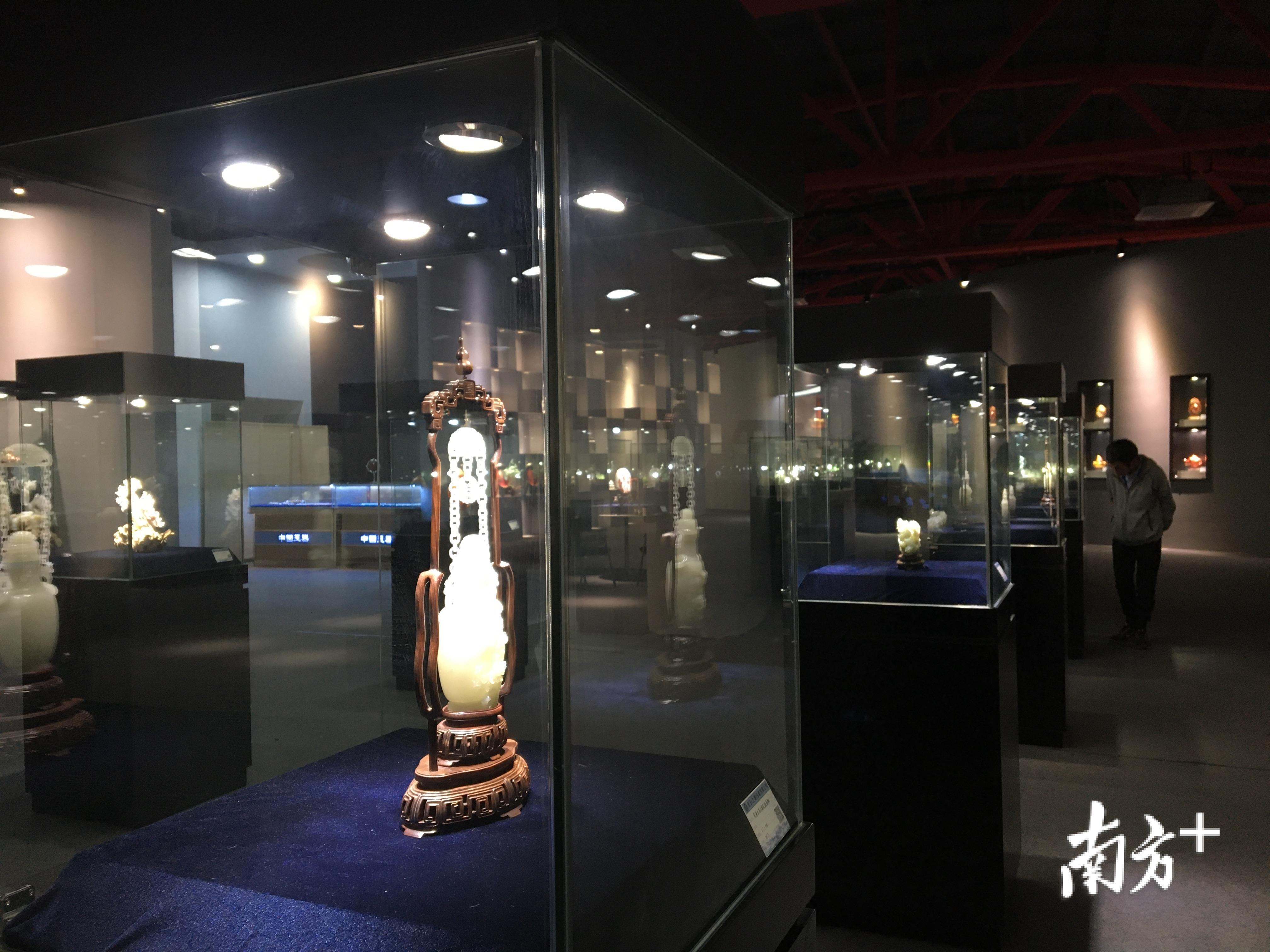 “长三角工艺美术精品展暨时尚生活用品订货会”展出的北京玉器厂作品。