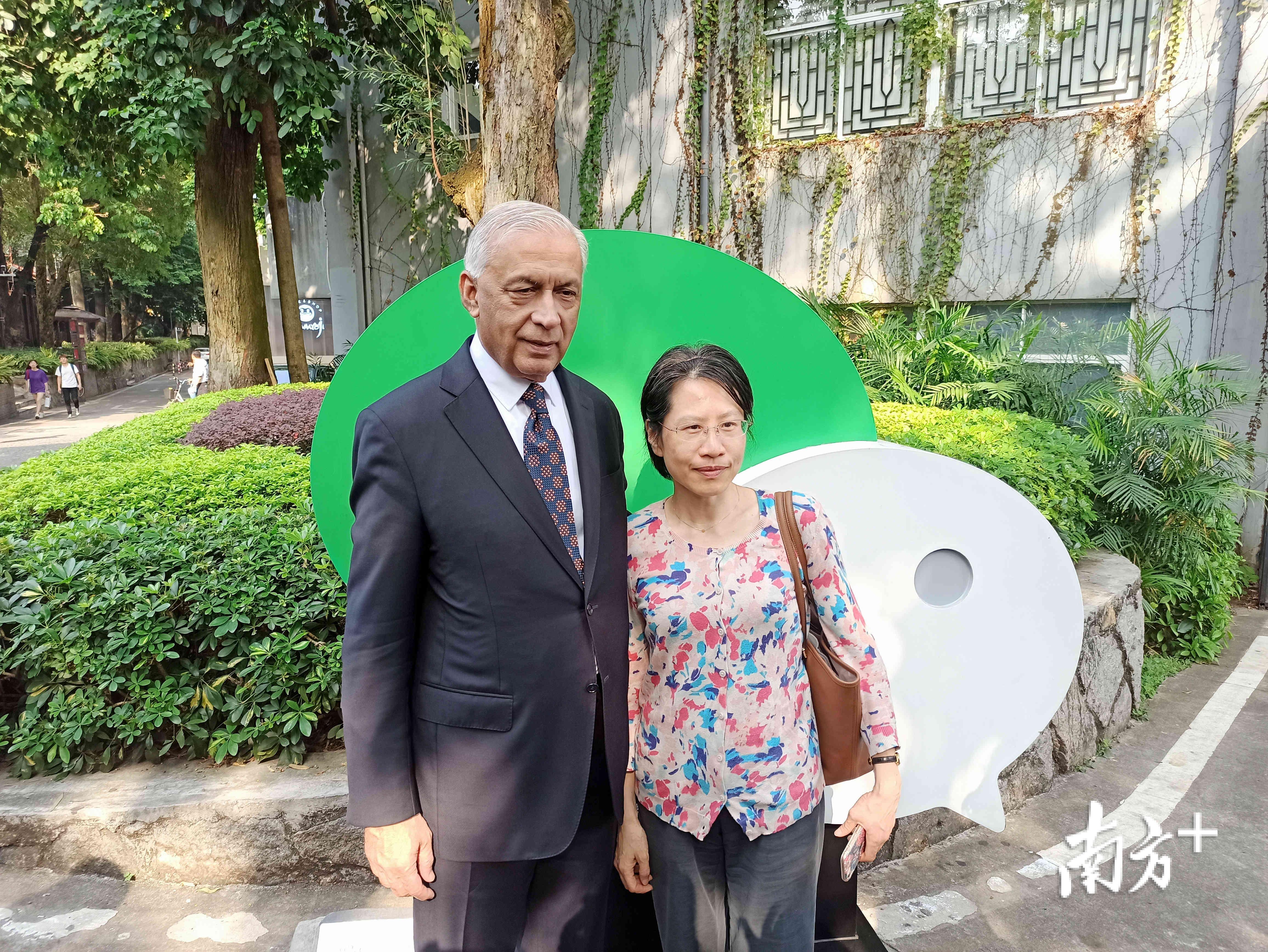 图为巴基斯坦前总理肖卡特·阿齐兹(左一)参观广州微信总部。 图为巴基斯坦前总理肖卡特·阿齐兹(左一)参观广州微信总部。