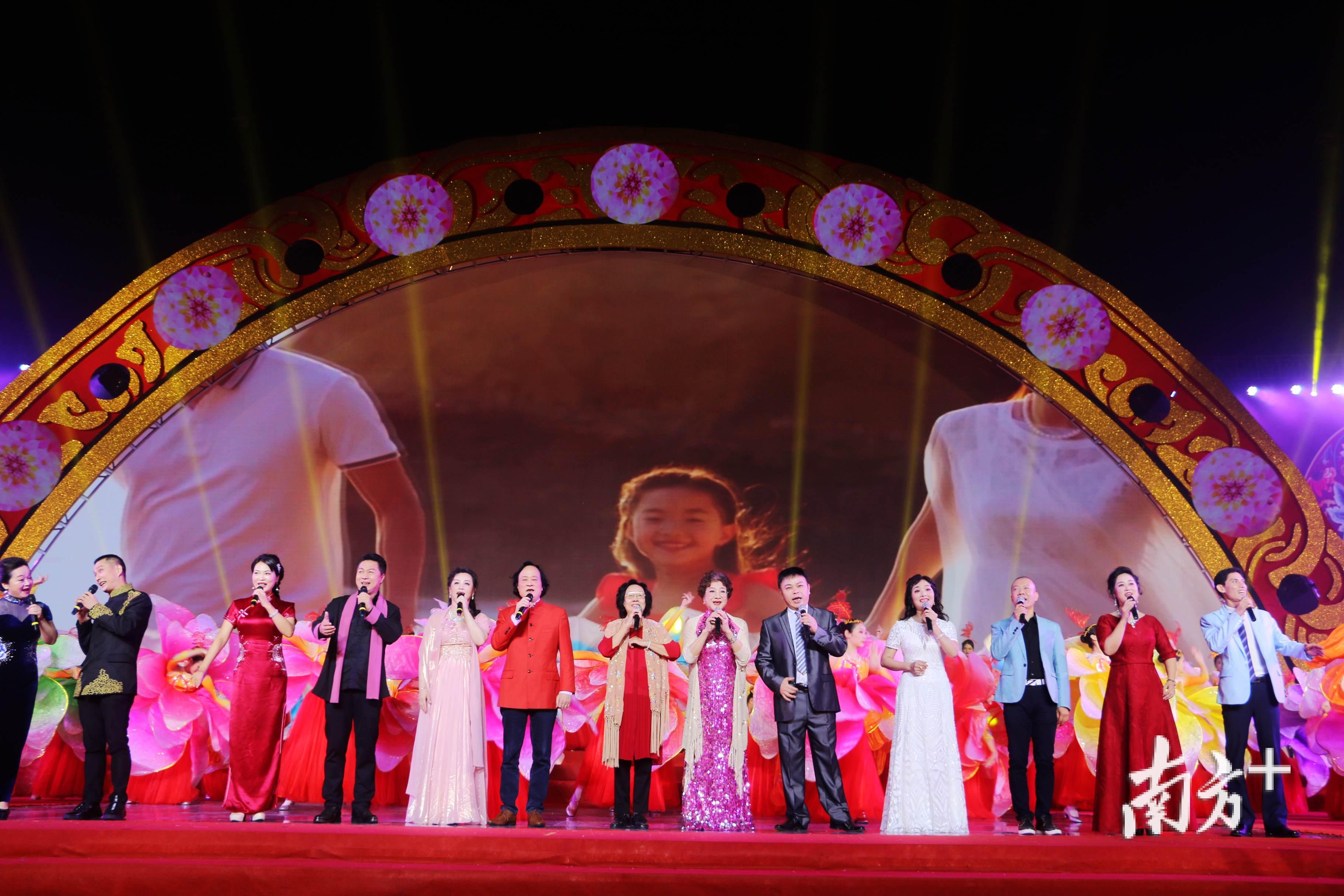 临近开幕式尾声，姚璇秋、方展荣、郑健英等潮剧名家登台同唱潮语歌曲《潮汕谣》。