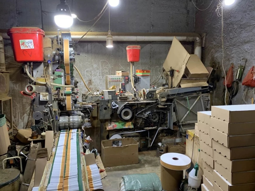 通讯员供图现场共查获卷烟机2台,小包机2台,双喜牌和玉溪牌小包卷烟共