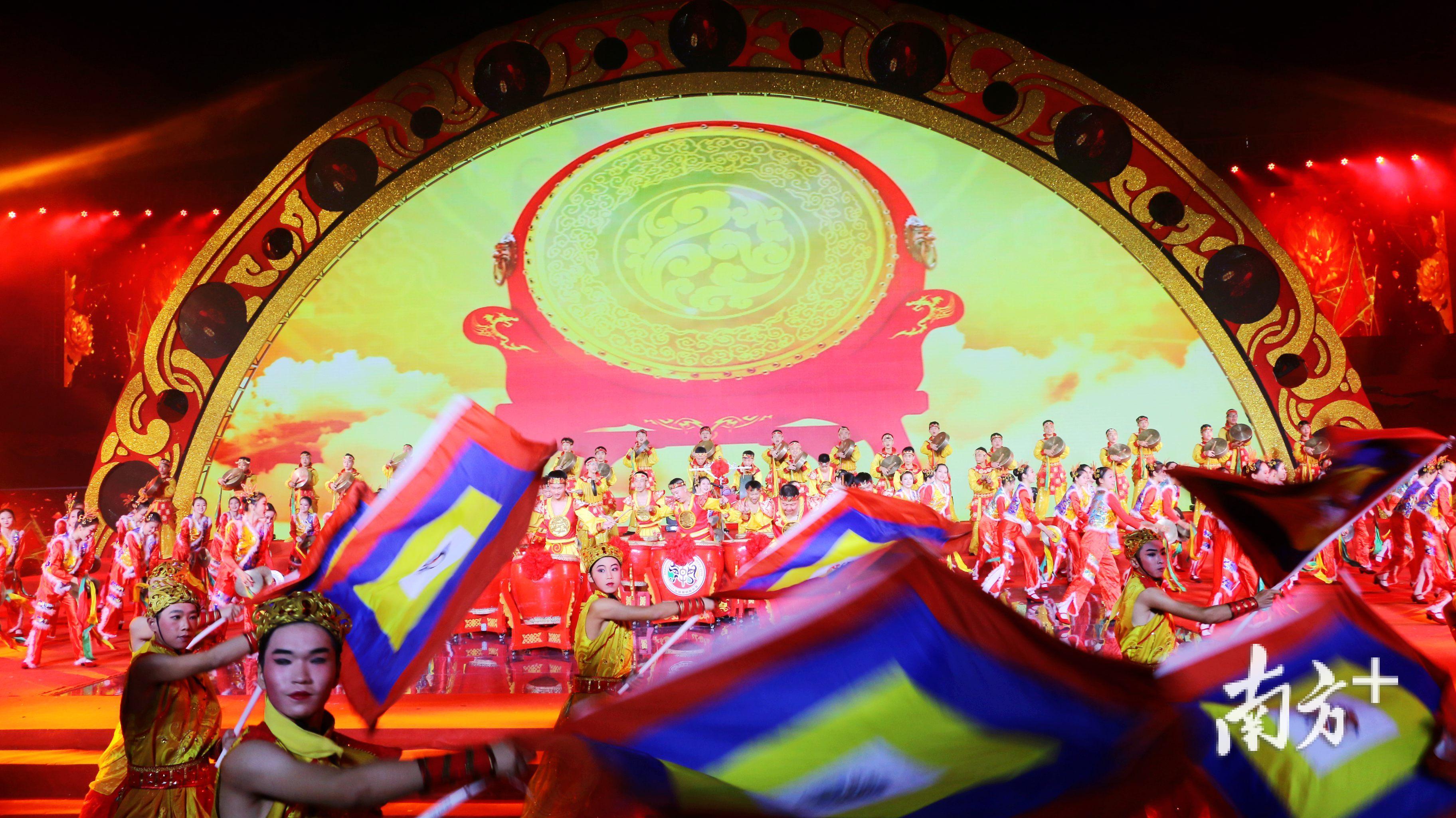 潮汕大锣鼓《盛世大风歌》中，潮剧旗阵、刀马旦大靠的表演轮番上阵。