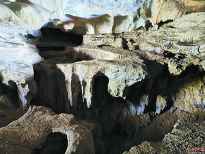 百富石山洞府钟乳石千姿百态。吴建光 摄