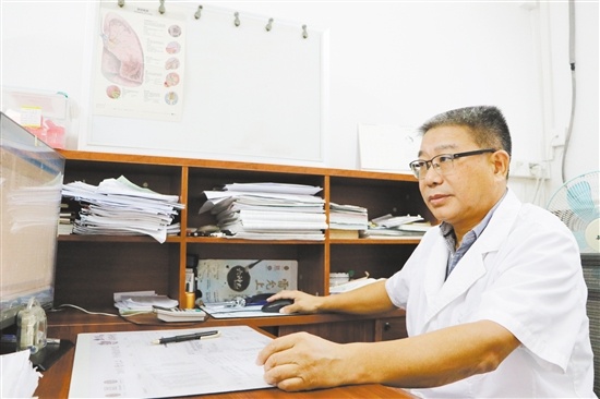 黄福平提醒,秋季气候干燥,需预防秋咳.梁爽 摄