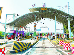 ETC车道改造现场。阳茂高速收费管理部供图