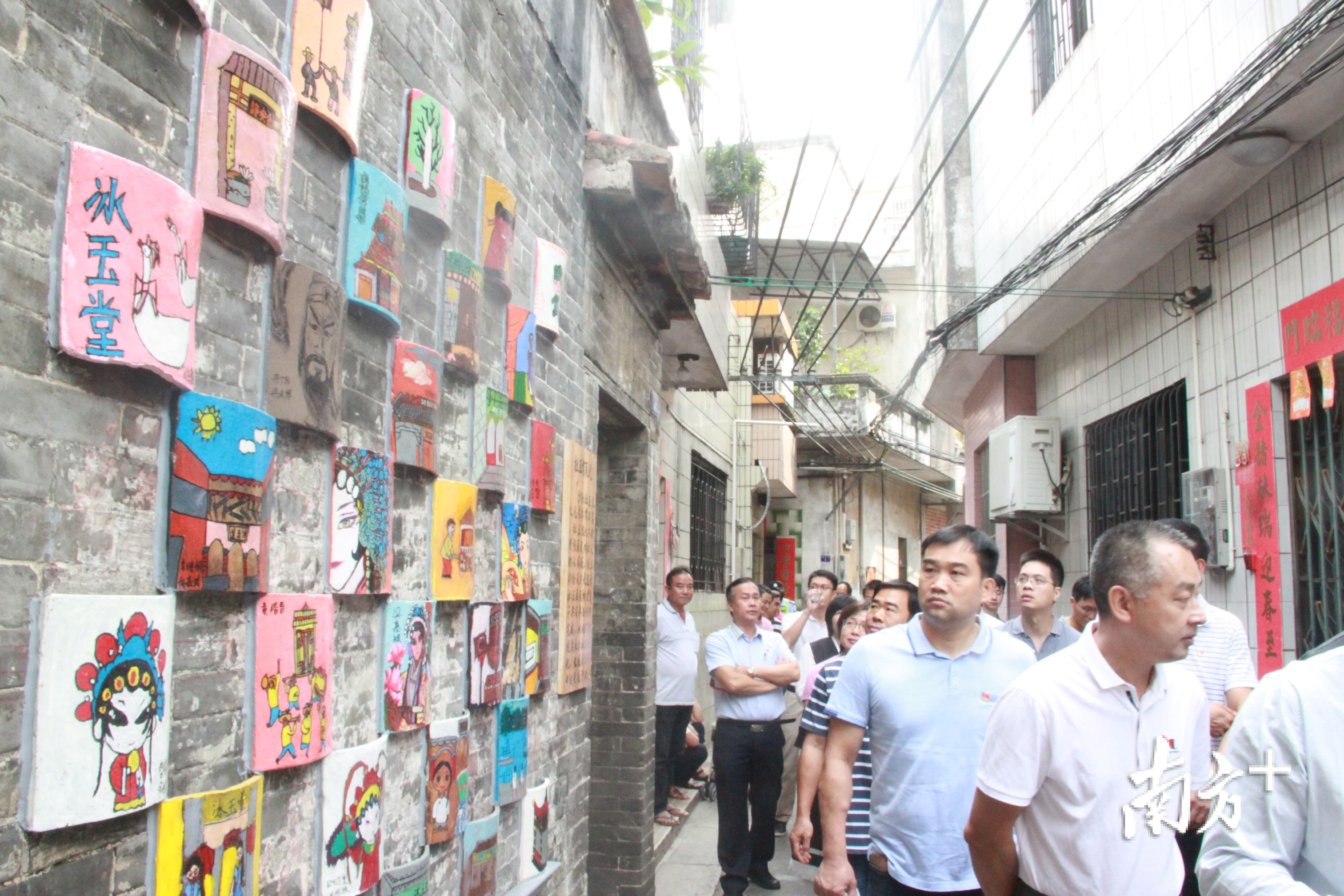 沙头社区以红色引领，激发社区居民参与到美丽家园的建设中来。欧阳少伟 摄