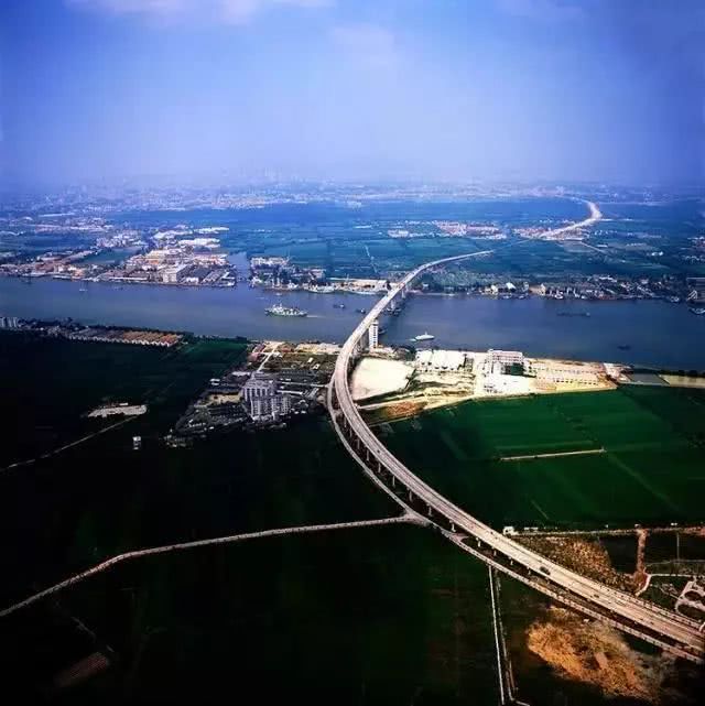 刚落成的洛溪大桥老照片。来源：番禺日报