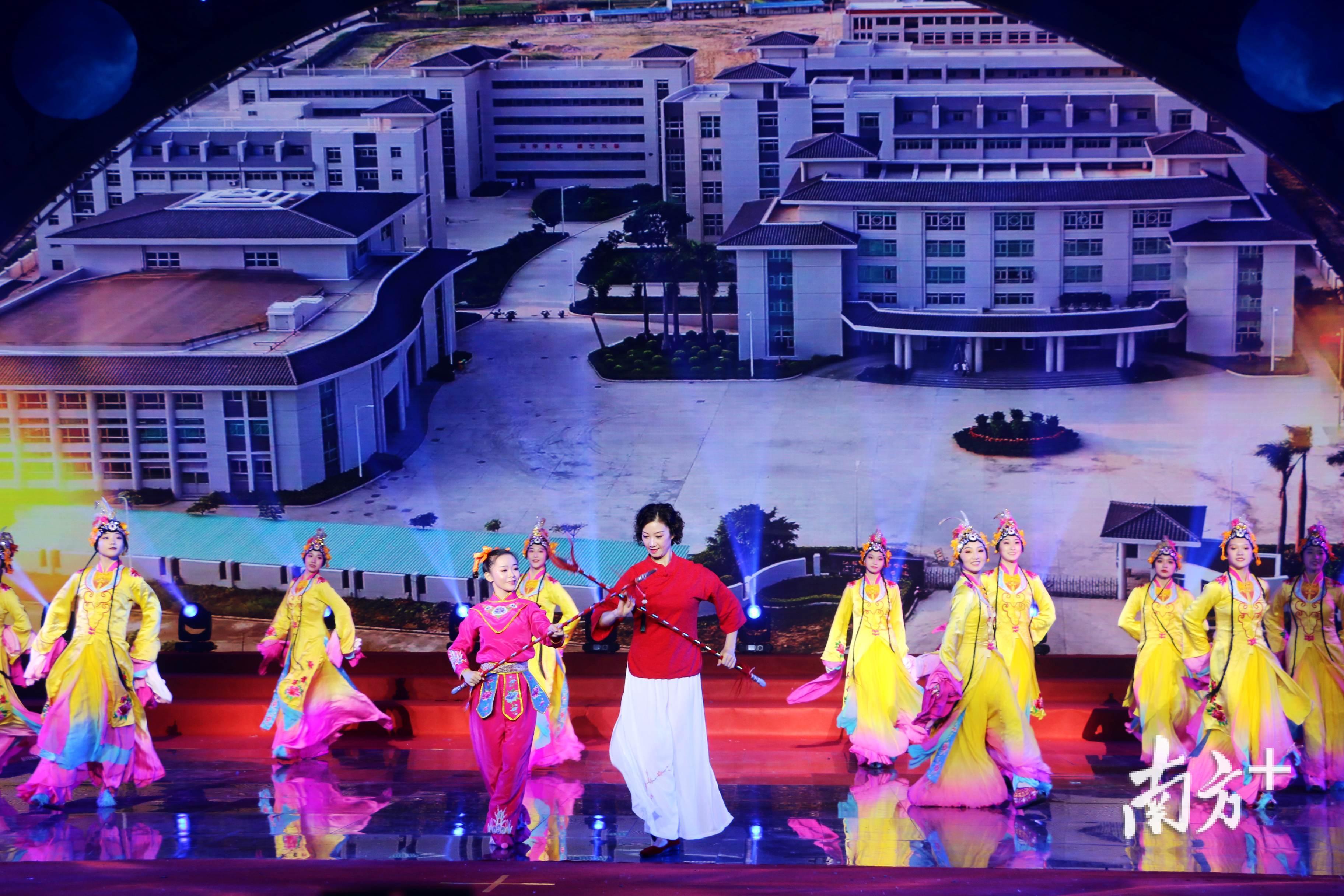 情景剧《梨园筑新梦》讲述潮剧人才成长经历，表现潮剧艺术教育不同时期的教学场景。