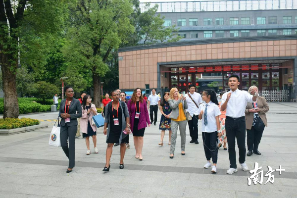 桂城中学的学生小导游带领美国校长参观校园。通讯员供图
