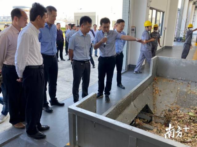 樂平鎮(zhèn)餐廚垃圾處理中心負(fù)責(zé)人介紹回收流程。李志穎 攝