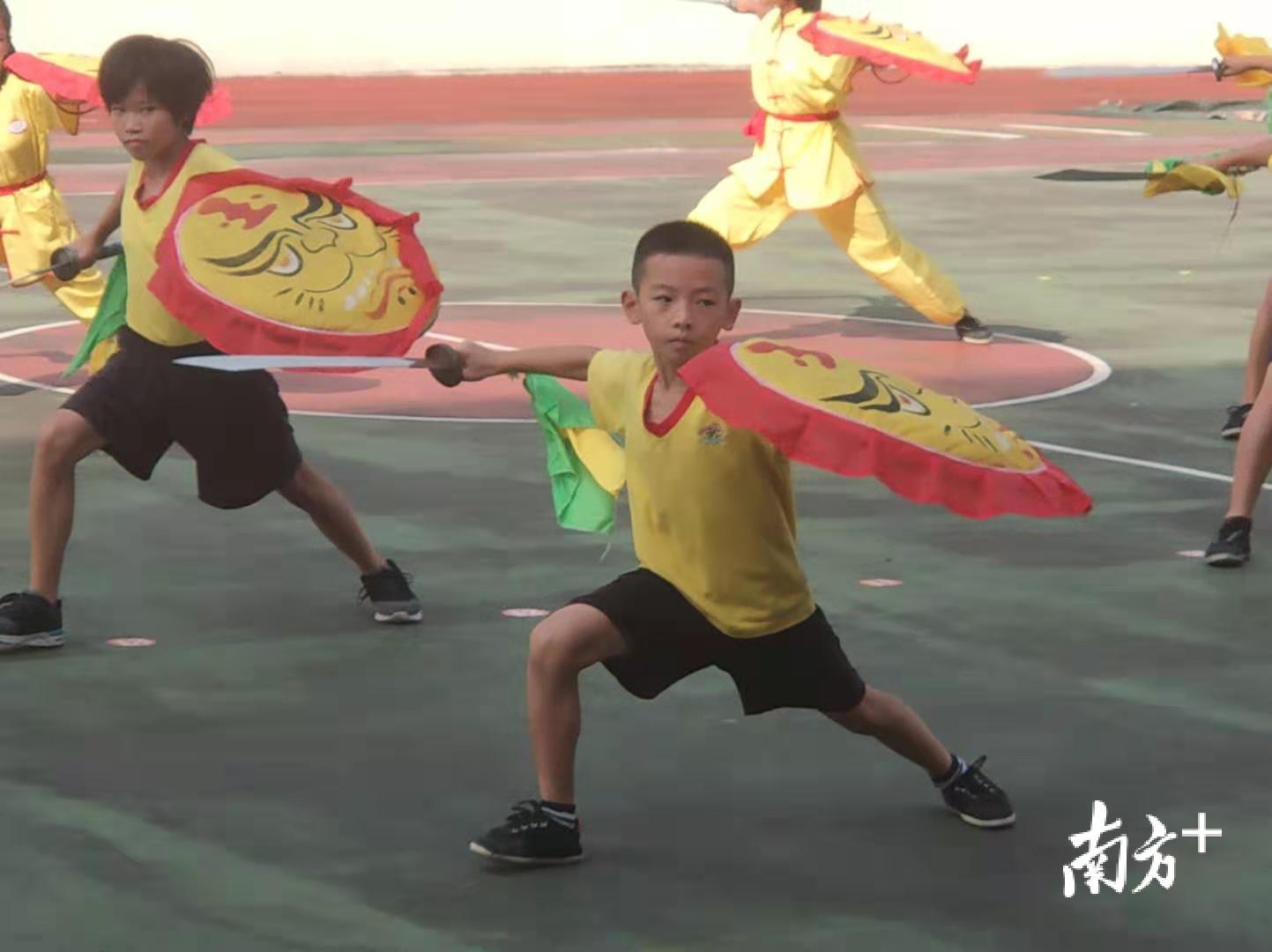 黄冲小学武术队的队员在练习蔡李佛拳。 黄冲小学武术队的队员在练习蔡李佛拳。