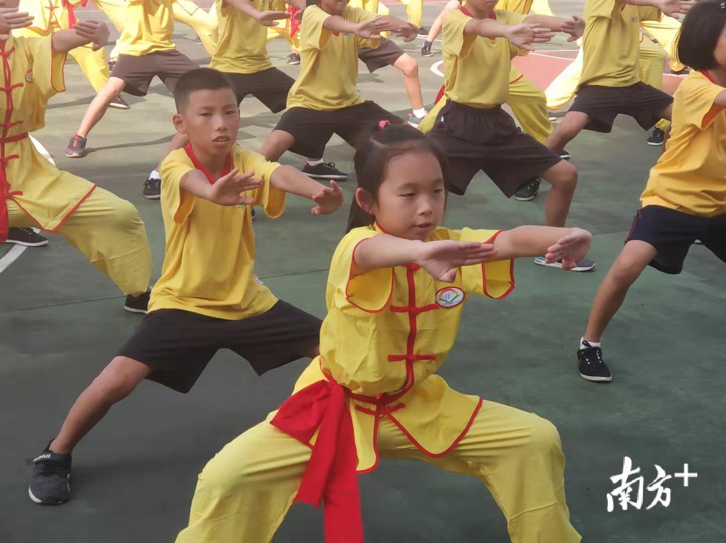 黄冲小学武术队的队员在练习蔡李佛拳。 黄冲小学武术队的队员在练习蔡李佛拳。