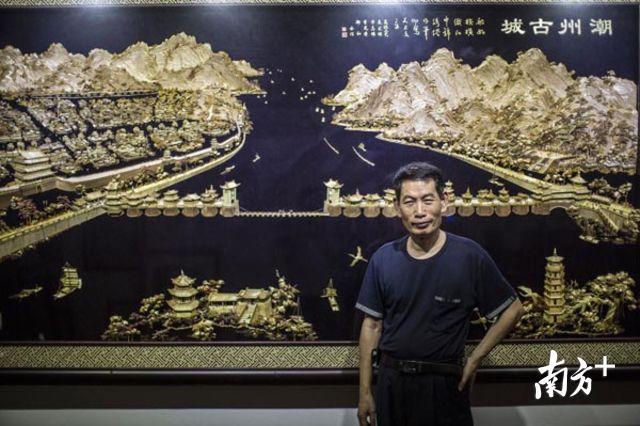 方志伟和他的得意之作《潮州古城》。  张由琼 摄