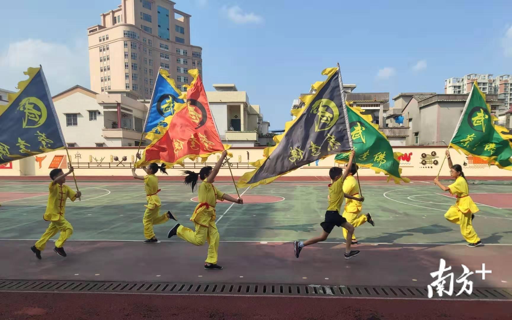 黄冲小学的操场上,蔡李佛的旗帜高高飘扬。 黄冲小学的操场上,蔡李佛的旗帜高高飘扬。