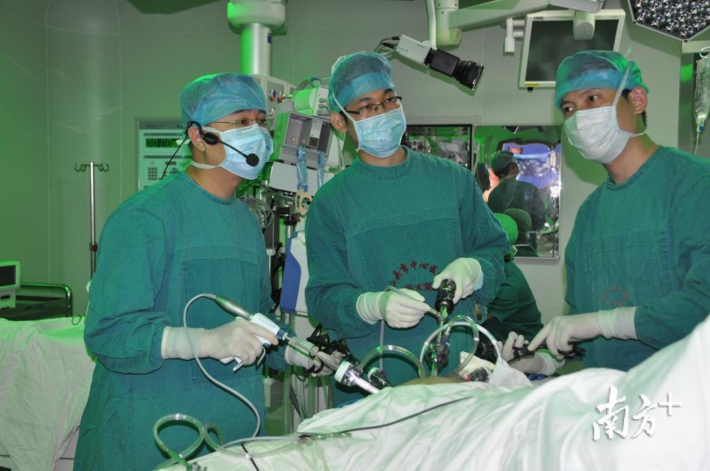 王小忠主任最早在粤东地区开展腹腔镜、内镜技术。 王小忠主任最早在粤东地区开展腹腔镜、内镜技术。