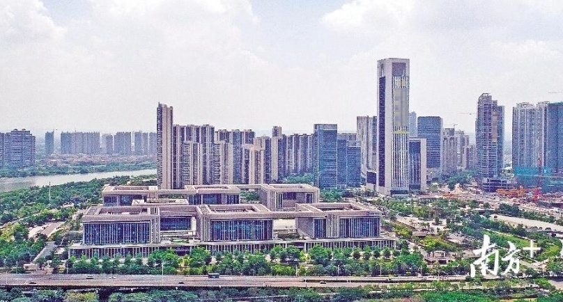 《方案》提出，强化广州一佛山极点带动作用，推动广佛全域同城化。图为毗邻广州南站的佛山三龙湾高端创新集聚区。资料图片