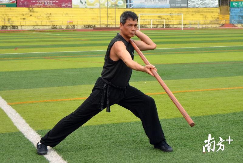 陈忠杰在展示蔡李佛的招式。受访者供图 陈忠杰在展示蔡李佛的招式。受访者供图