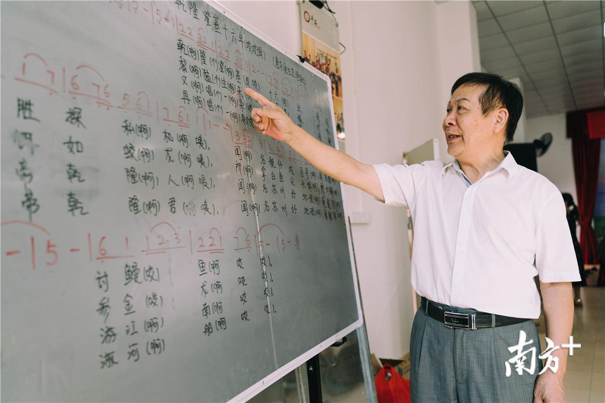 惠东县平海渔歌艺术团团长李福泰。