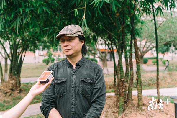 雕塑艺术家余澎接受记者采访。