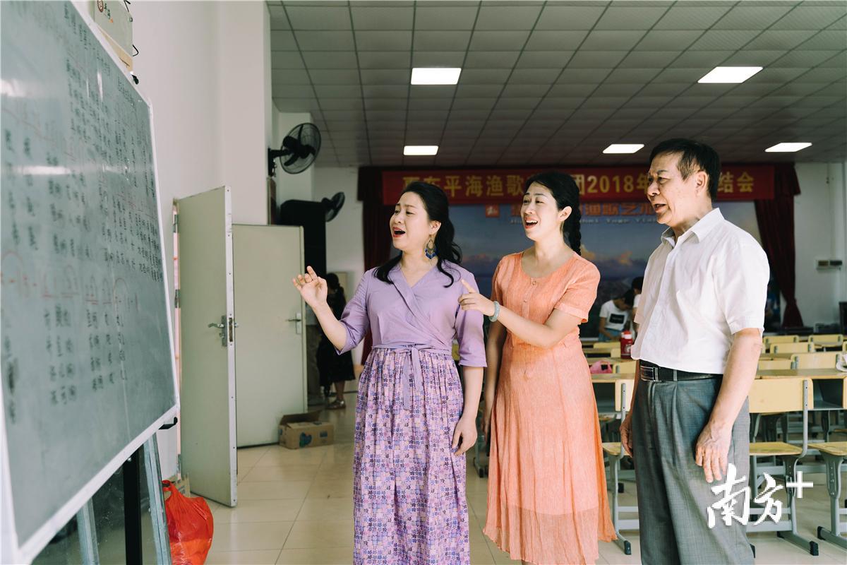 从左至右为张喜英，钟婧，李福泰。
