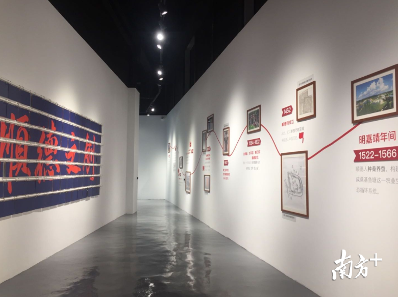 顺德主题文创展览入口处的时间长廊浓缩展示了顺德的历史文脉。