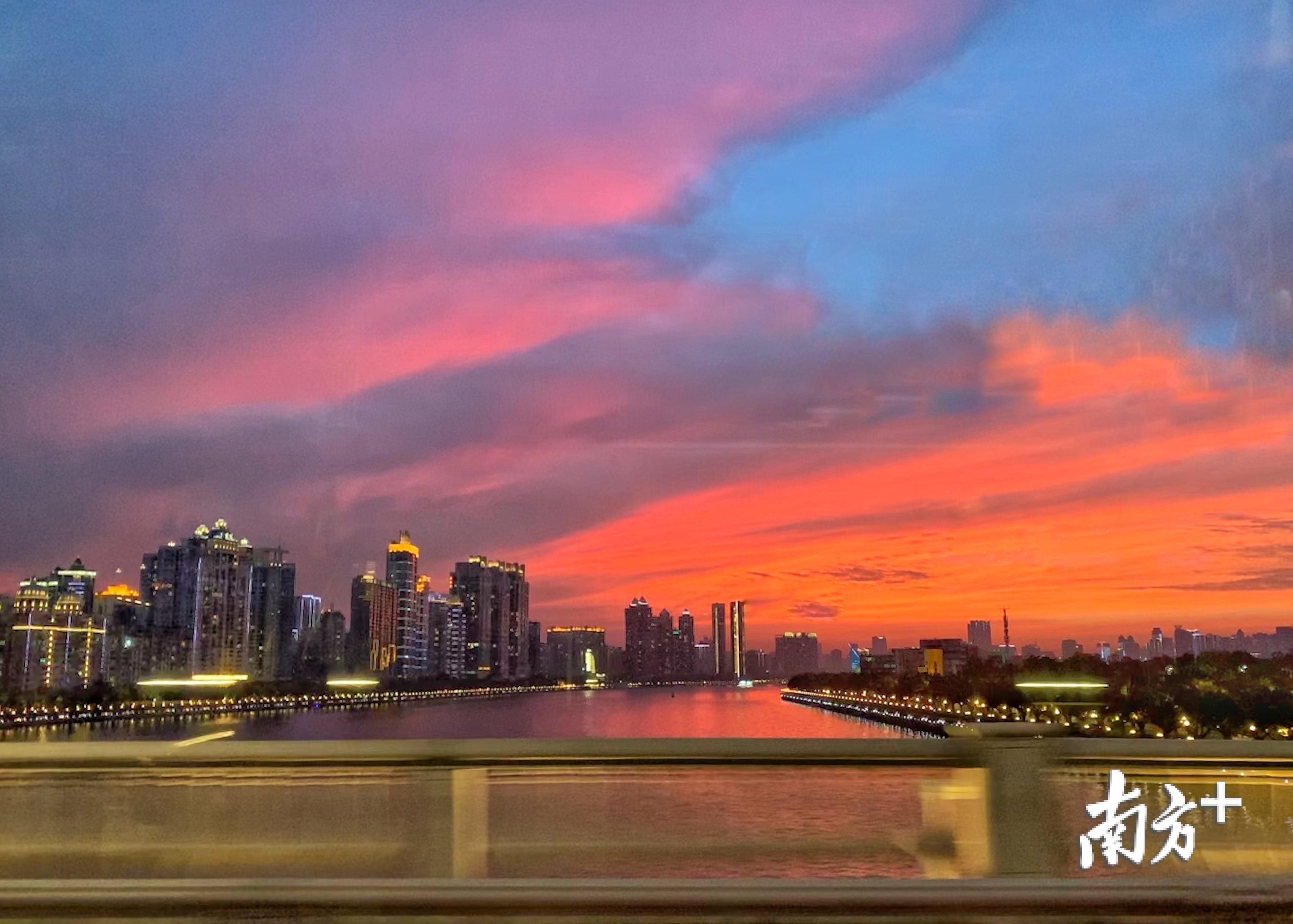 10月30日下班时分,广州的天空出现绚丽的晚霞,宛如七彩祥云.