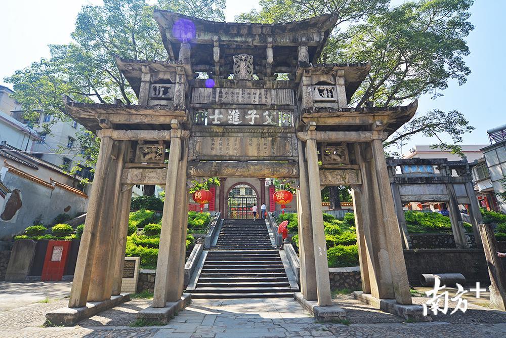 父子进士牌坊与身后的百年历史名校大埔中学交相辉映。（南方日报记者 何森垚 摄）