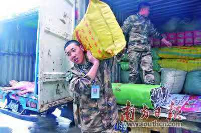 连平人民运来物品慰问驻地子弟兵。资料图片